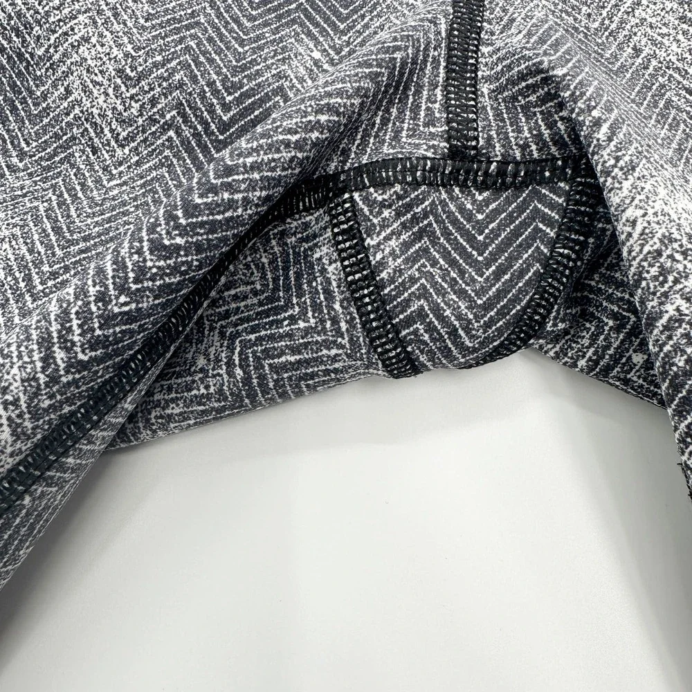 Lululemon Essential Rhythm Crop (Full-On Luxtreme)‎ in White Black Size 8